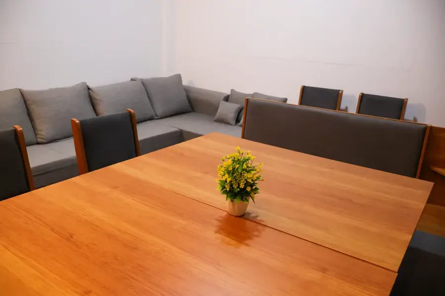 Profissional avaliando riscos do negócio em ambiente de coworking — 199 Offices Campo Grande MS