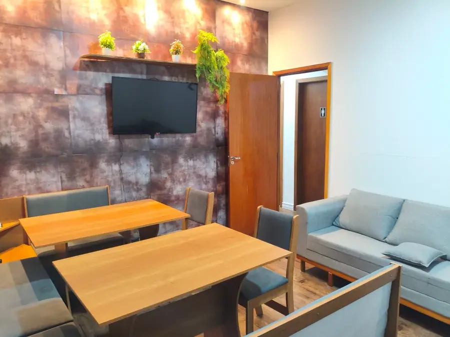 Sala de reunião com televisor de grande formato para apresentações — 199 Offices Campo Grande MS
