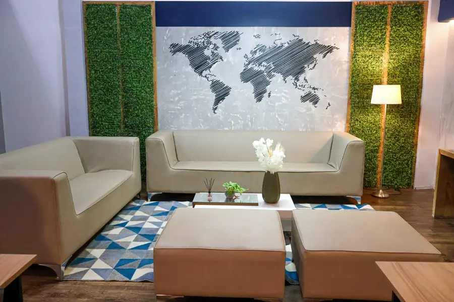 Área de convivência corporativa em espaço de coworking — 199 Offices Campo Grande MS